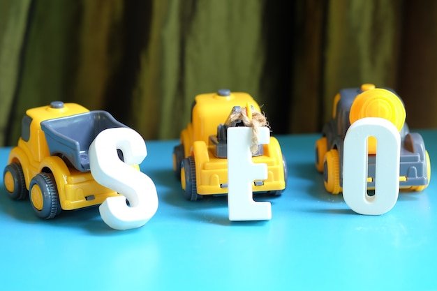 arrange white letters as seo